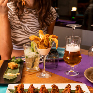 chica-mesa-con-gambas chica-mesa-con-gambas